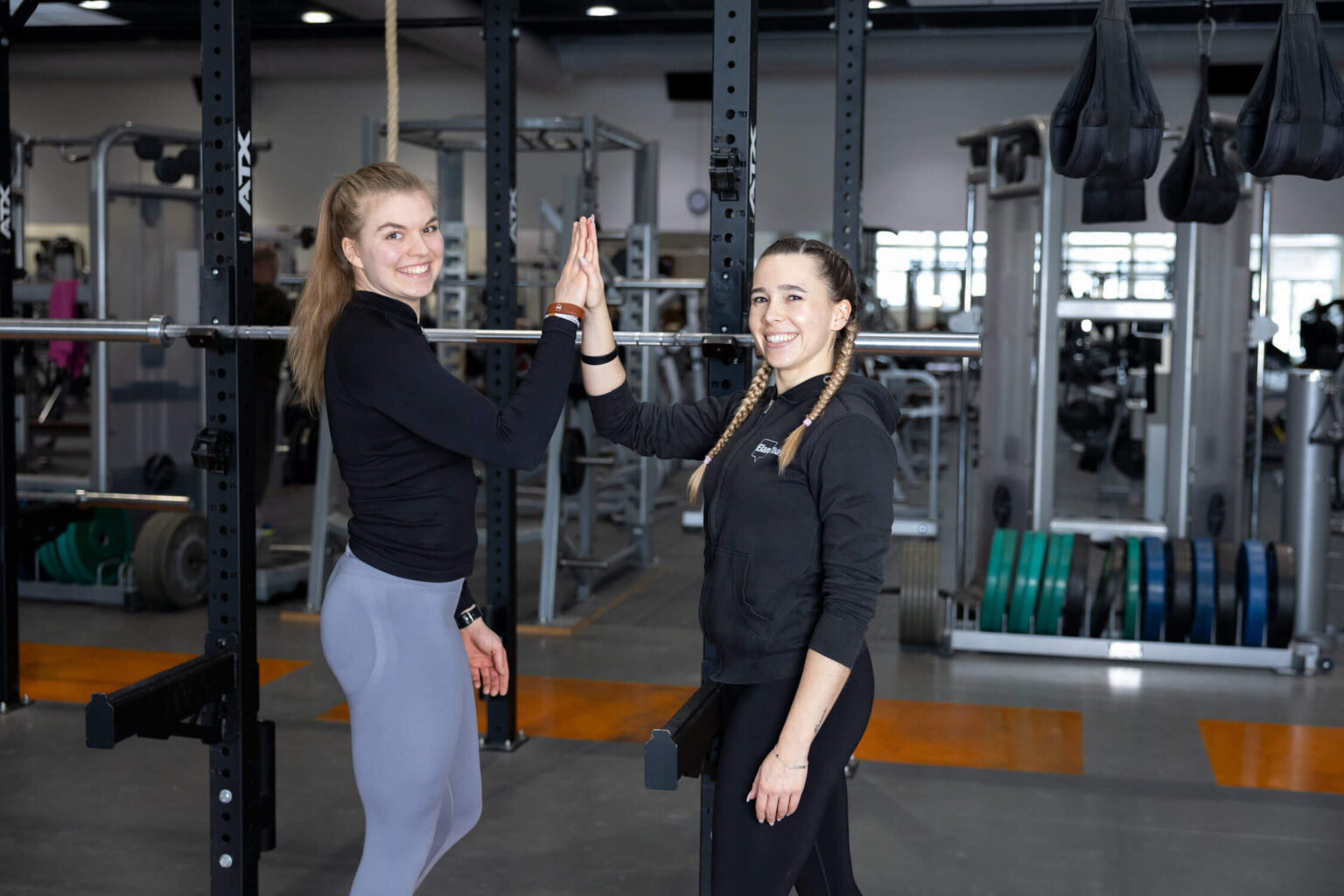 Zwei Trainerinnen im Powerraum des Elan Wennigsen